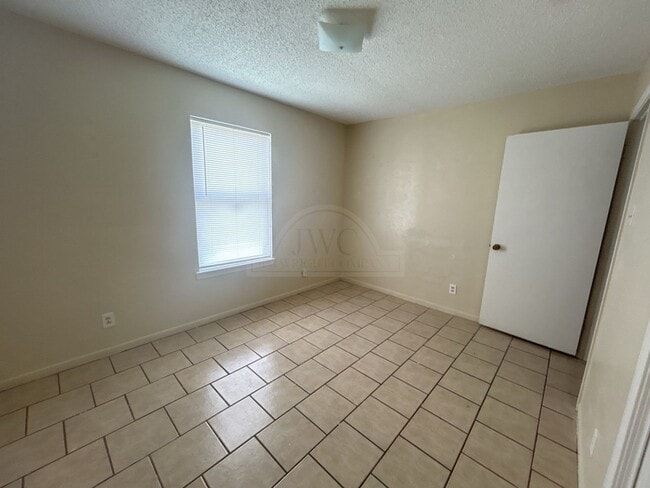 Building Photo - 2803 Greystone Dr