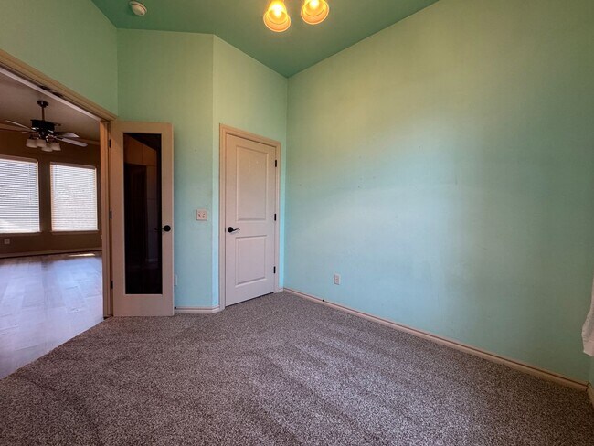 Building Photo - Spacious & Modern Home - 10 Minutes from Tinker AFB!