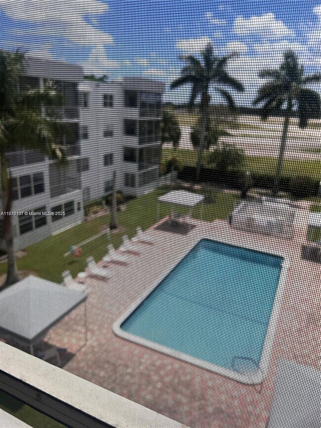 Building Photo - 2998 Sunrise Lakes Blvd