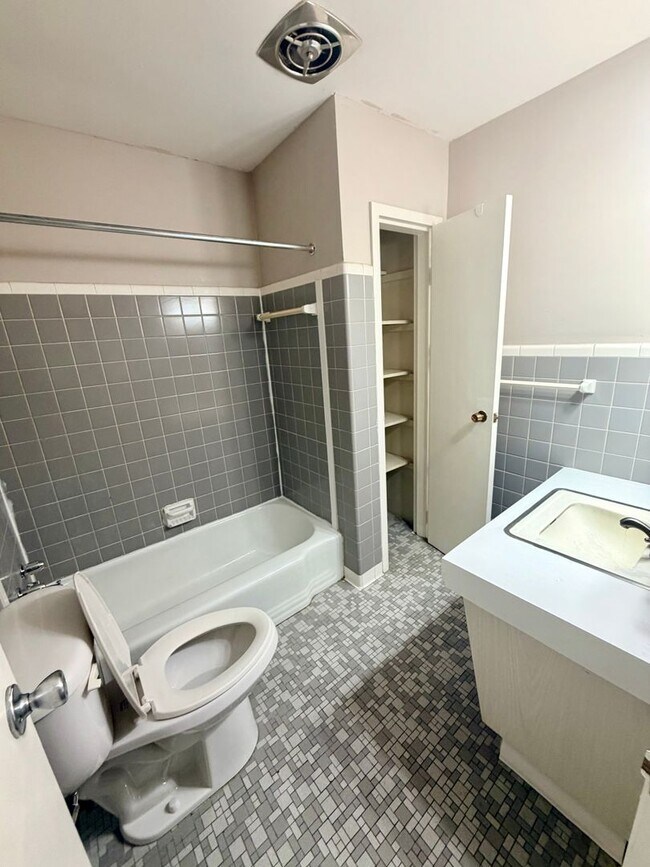 Building Photo - 1568 Alexandria Dr