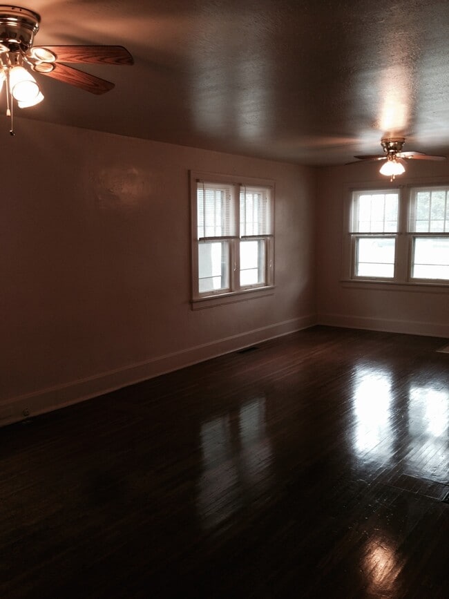 Building Photo - 3 bed, 1 bath house just steps from Missouri State University
