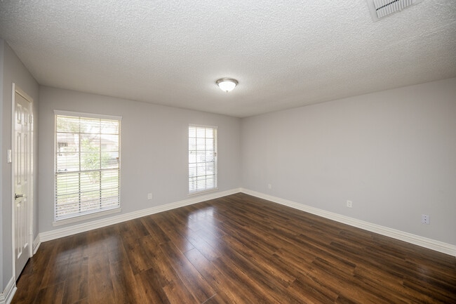 Building Photo - 451 Gentilly Dr