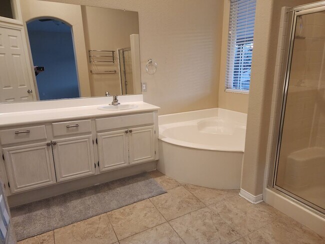 Building Photo - 4 Bedroom Single Level Home in Redhawk wit...