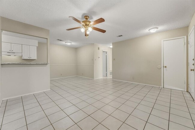 Building Photo - 8904 Pineridge Dr