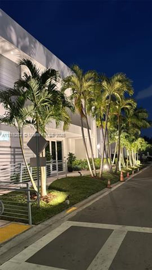 Building Photo - 10360 NW 68th Terrace