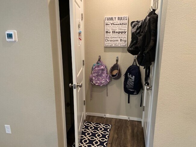 Building Photo - Spacious 3-Bedroom End-Unit Townhome for R...