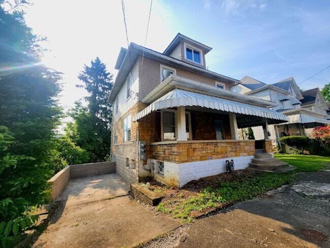 Building Photo - 305 Lyndhurst St