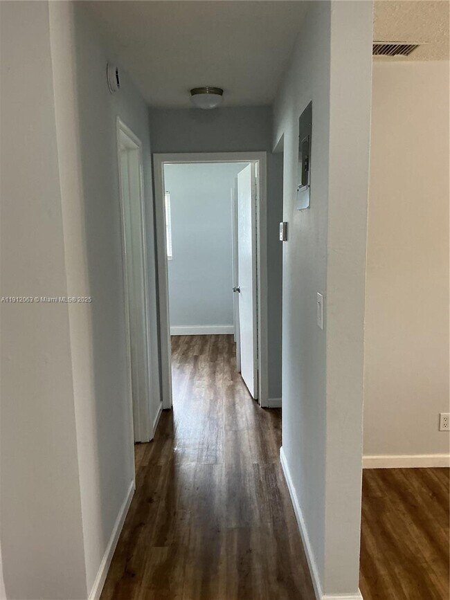 Building Photo - 1433 SW 24th Ct