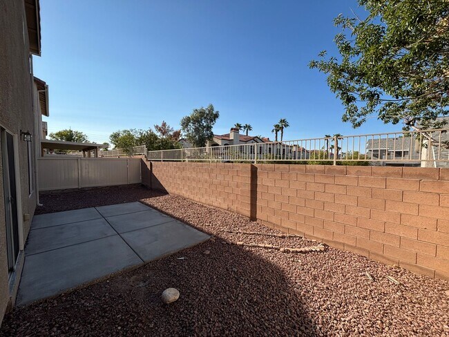 Building Photo - Gorgeous 3bed/1bath w/ 2 Car Garage locate...