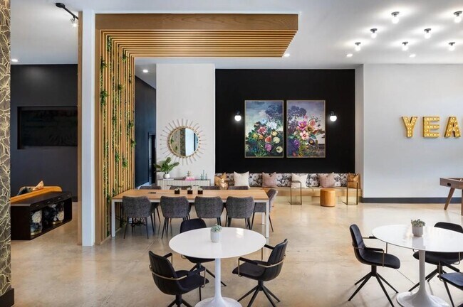 Building Photo - 5617 Oak St