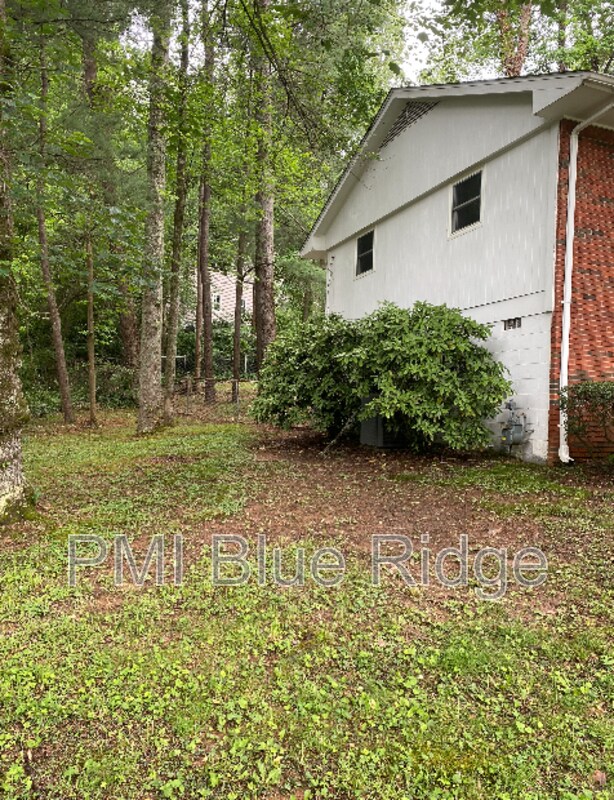 Building Photo - 325 Comet Dr