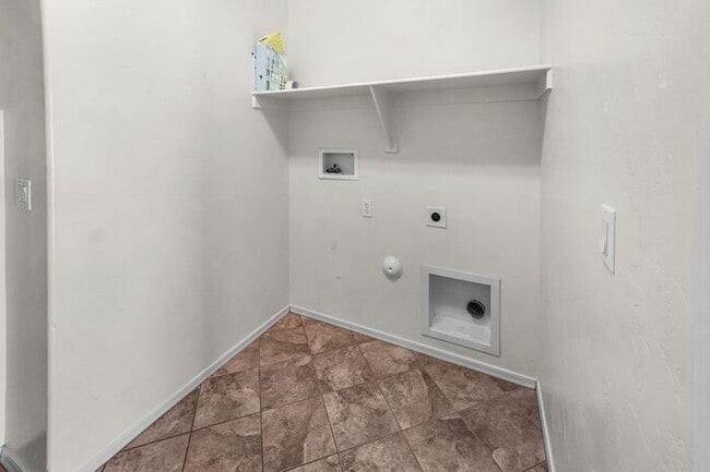 Building Photo - 2 Story-3 Bdrm, All Elecric- Energy Efficient/Vail Schools!