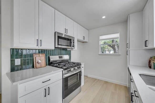 Building Photo - 2104 Andover Dr