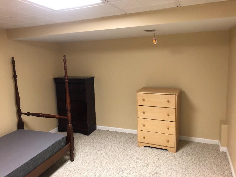 Building Photo - 8809 Royal Crest Dr