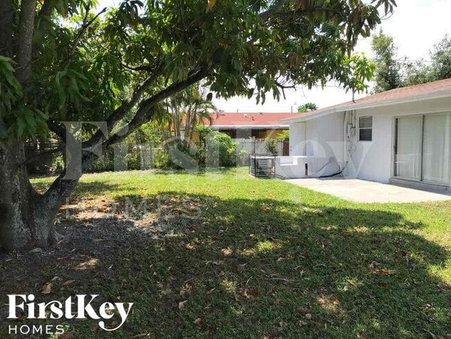 Building Photo - 2840 SW 2nd Ct