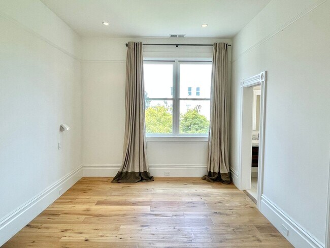Building Photo - 5BR/3.5BA Elegant Presidio Heights Home! Flat Yard! 2 Car Garage! Laundry! PROGRESSIVE
