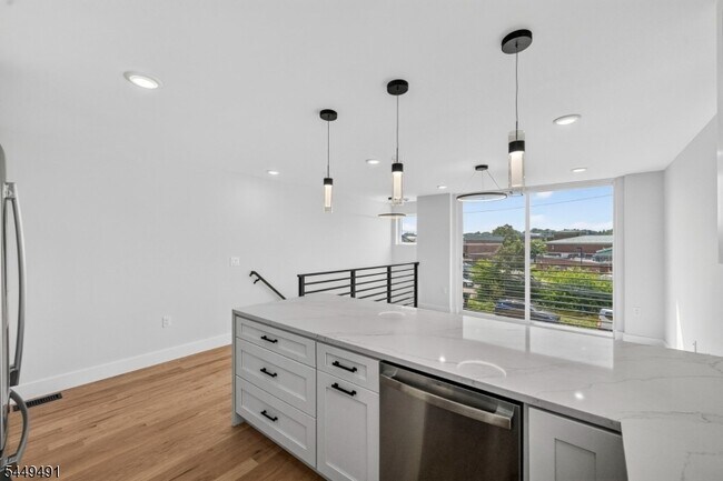 Building Photo - 62 Hillside Ave