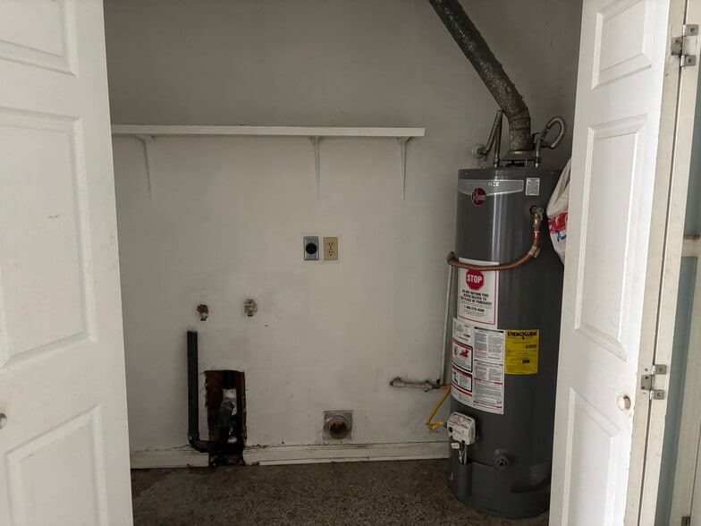 Washer/Dryer hookups - 127 Danos Ln