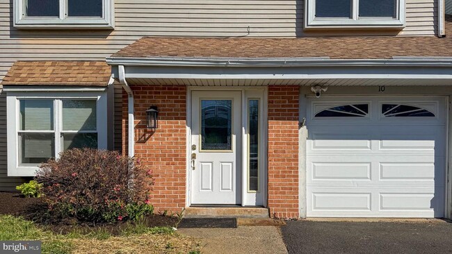 Building Photo - 10 Cedarbrook Dr