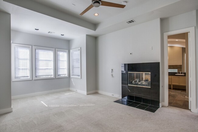 Building Photo - Contemporary 3 Bed in Oak Lawn • Amazing A...