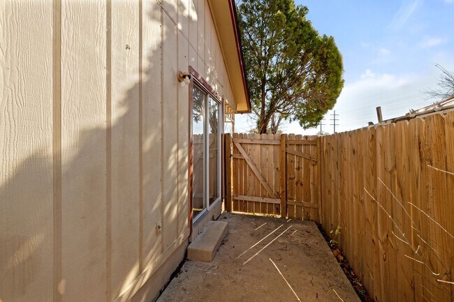 Building Photo - CV-AUS12130 Thompkins