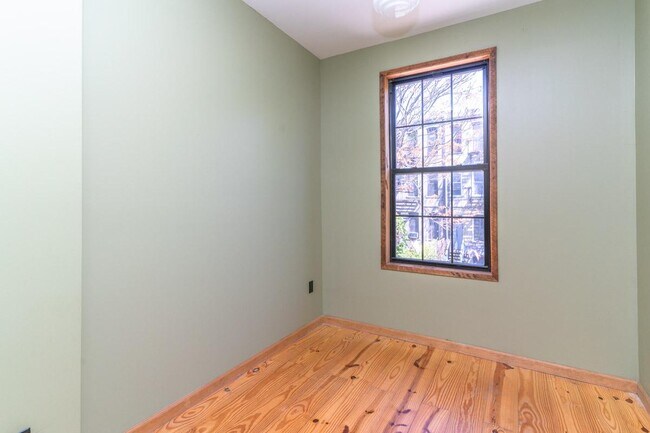 Building Photo - 208 Starr St