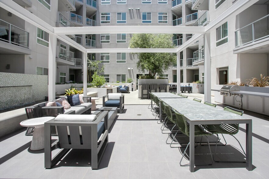 Building Photo - 6041 Variel Ave