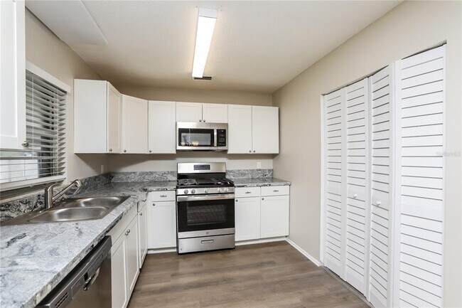 Building Photo - 6923 Yucatan Dr