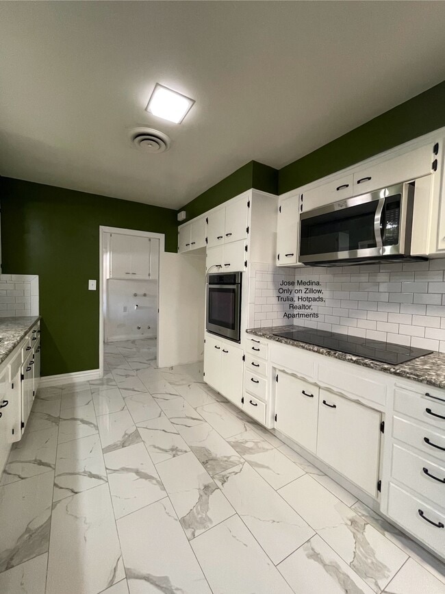 Building Photo - 3500 Pickwick Dr