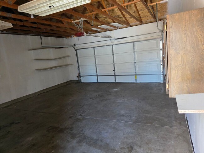 Building Photo - Large 4 Bed Home Available