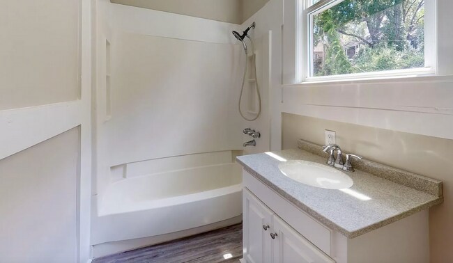 Building Photo - 3 bed/2 bath duplex in Wales Garden close ...