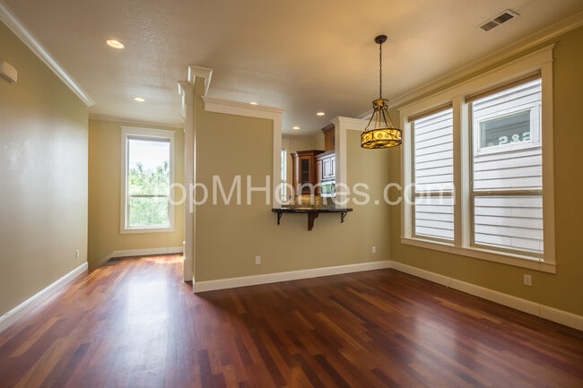 Building Photo - Prime Location - Luxury Two Bedroom Townhouse with Stylish Amenities
