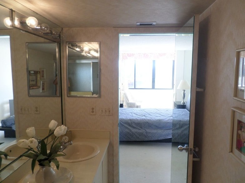 Building Photo - 4770 Fountains Dr S