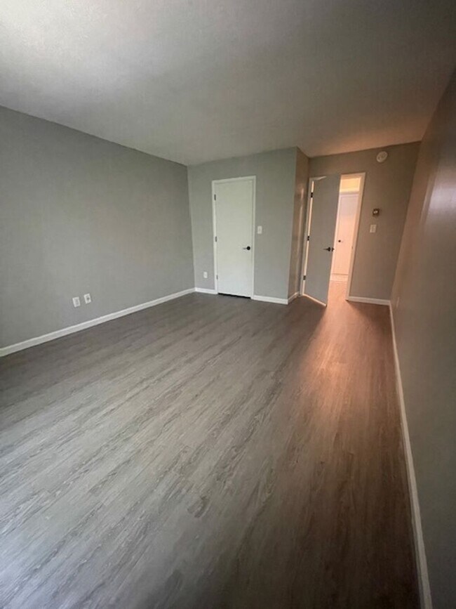 Building Photo - Renovated One-Bedroom Apartment – Prime Wa...
