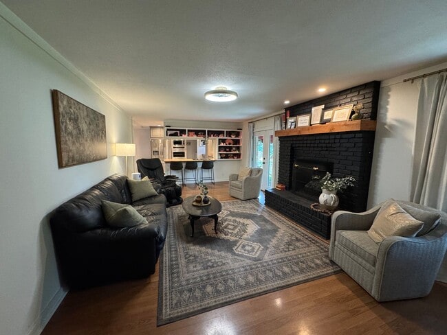 Building Photo - Executive Rental 4 bed 3 bath home in the heart of Country Club