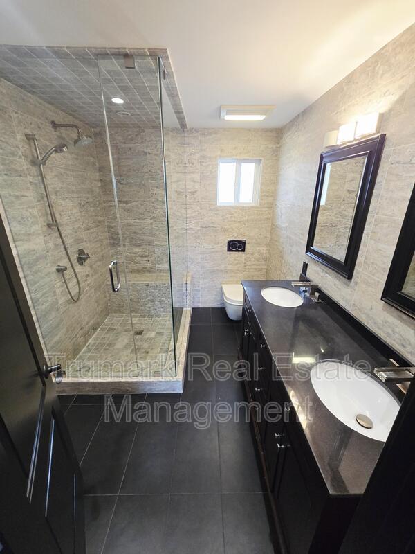 Building Photo - 12426 Moorpark St