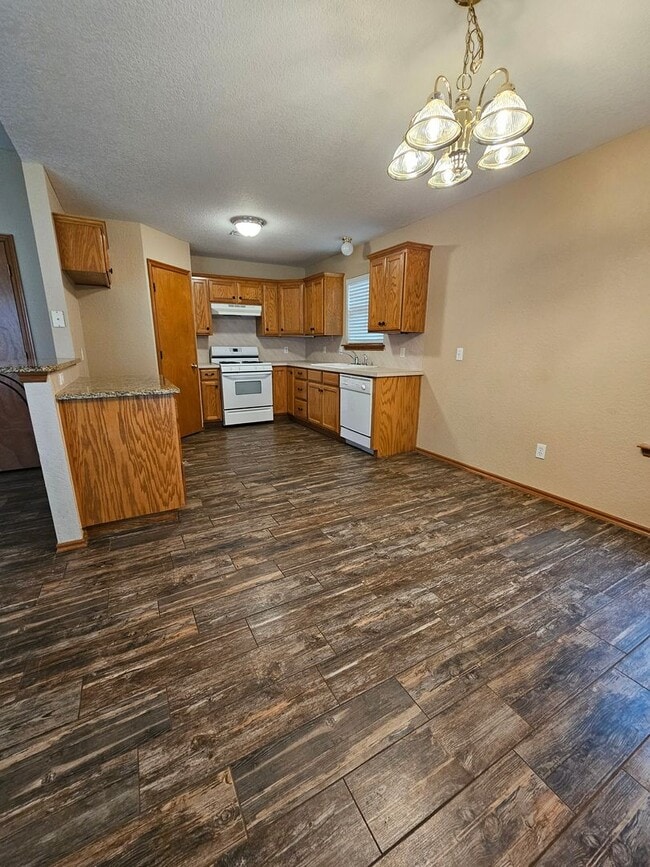 Building Photo - (3) Bed/(2) Bath in Tecumseh Ridge Addition Avail NOW! Pets Negotiable.
