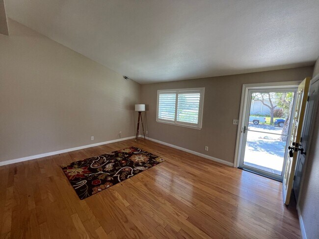 Building Photo - Great home with a Great Family Room