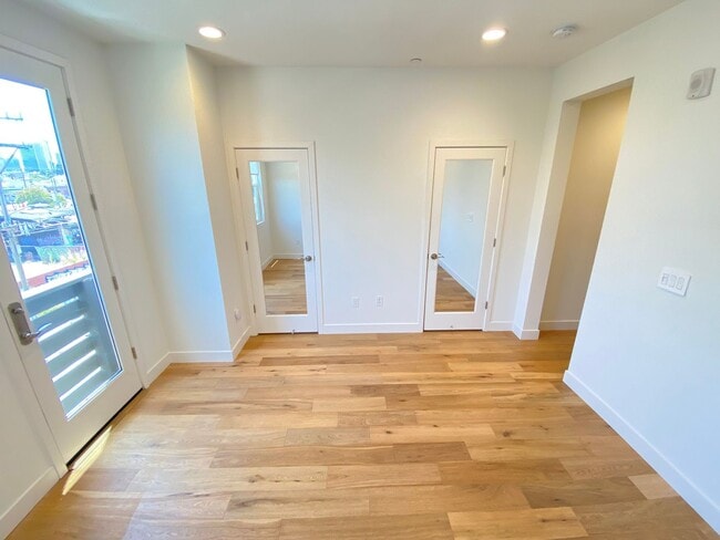 Building Photo - Advent - Three Story Townhome W/ Attached ...