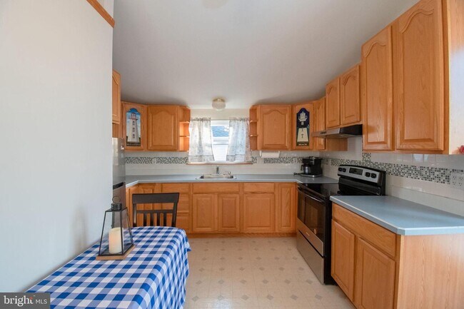 Building Photo - 100 Sheridan Square