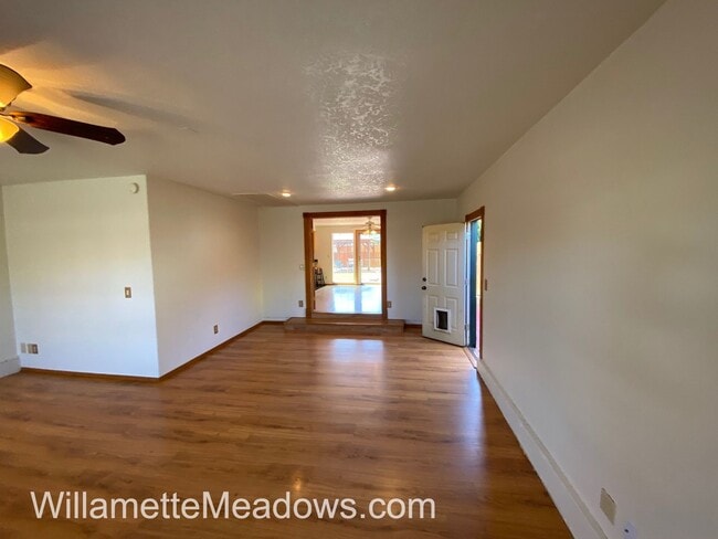 Building Photo - Beautiful 3 Bedrooms, 2 Bathrooms, In Aums...