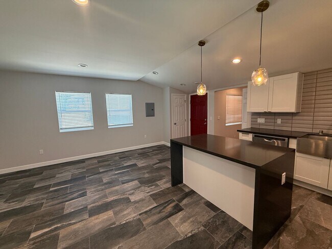 Building Photo - 3042 Hermosa Ave