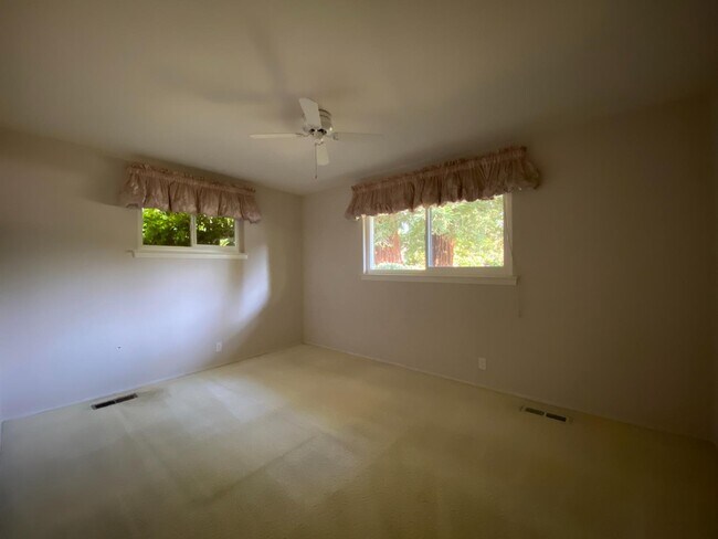 Building Photo - 1217 W Tenaya Way