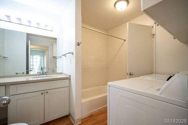 Building Photo - Bright and Cozy 2BR/1BA/1PKG unit in Royal...