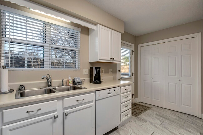 Building Photo - 308 Chota View Pl