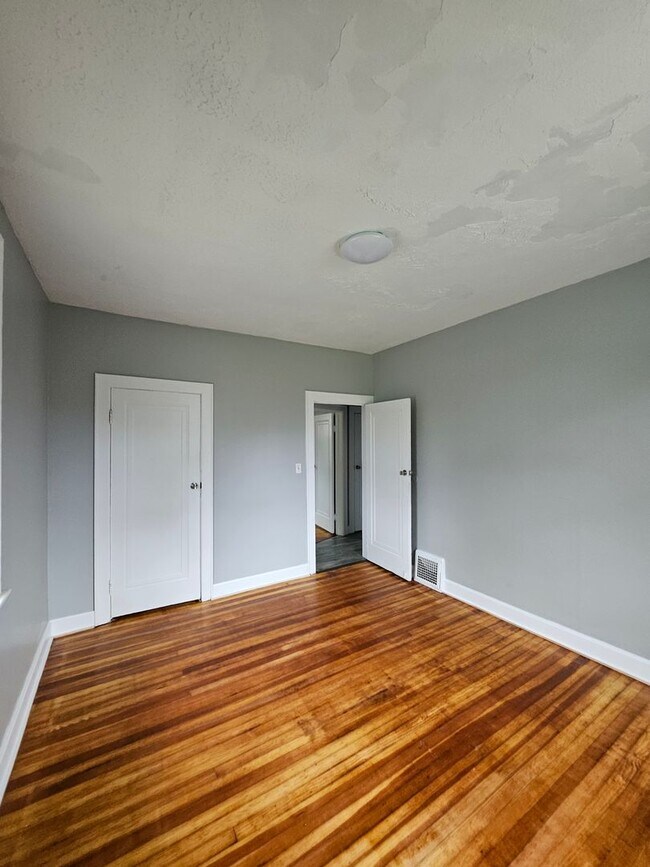 Building Photo - Large 3 bed house with basement