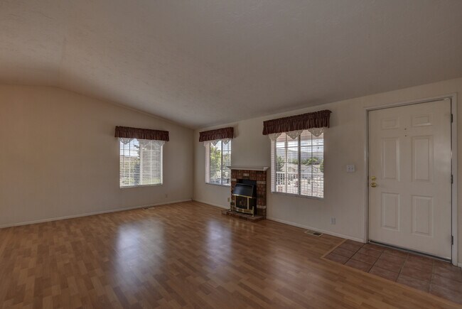 Building Photo - Beautiful 3 Bedroom in Vista Del Lago!