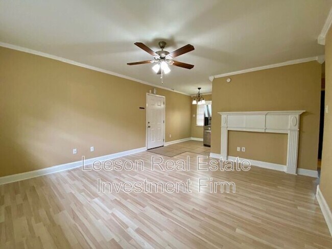 Building Photo - 9418 Poinsettia Dr
