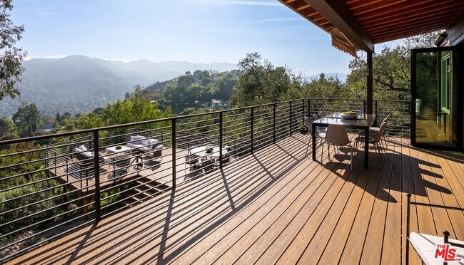 Building Photo - 21338 Colina Dr