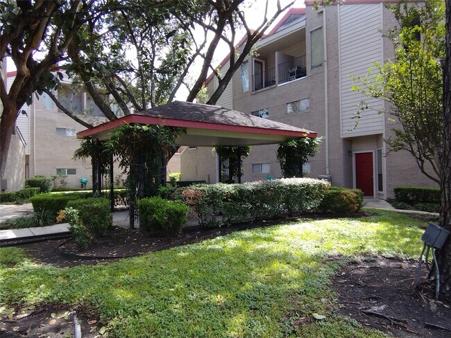 Building Photo - 10855 Meadowglen Ln